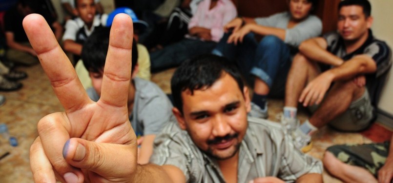 Seorang imigran gelap mengacungkan tangan tanda perdamaian saat menunggu pendataan di kantor Direktorat Jendral Imigrasi Kementerian Hukum dan HAM, Jakarta, Senin (13/2). (Republika/Aditya Pradana Putra)
