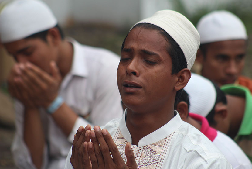  Seorang imigran Rohingya dan Bangladesh berdoa usai melaksanakan Salat Id, di Medan, Sumatera Utara, Jumat (17/7). (Antara/Septianda Perdana)