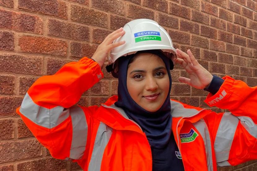 Muslimah Inggris Buat Jilbab Khusus untuk Kerja Konstruksi. Seorang insinyur Muslimah Birmingham, Inggris Aminah Shafiq merancang jilbab khusus yang sesuai dengan kegiatan konstruksi.