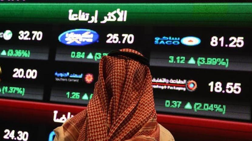 Seorang investor Saudi memantau bursa saham di Bursa Efek Saudi, Tadawul.