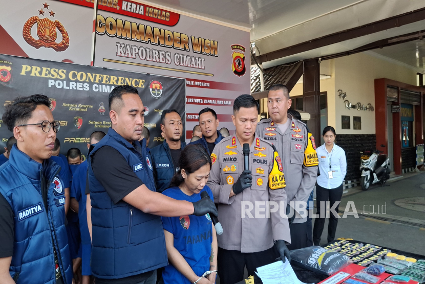 Seorang IRT di Kota Cimahi Ditangkap Polisi Usai Kedapatan Memiliki Narkotika Jenis Sabu.