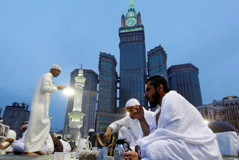 Seorang jamaah berbuka puasa dengan kurma di Masjidil Haram, Mekkah, Arab Saudi.