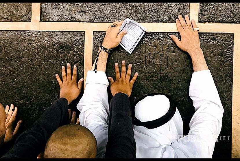 Seorang jamaah berdoa di dekat Kabah saat melaksanakan tawaf. 