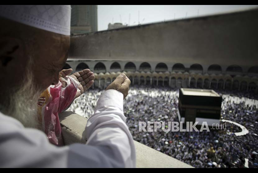 Seorang jamaah berdoa di Masjid Al Haram, Mekkah. (ilustrasi).