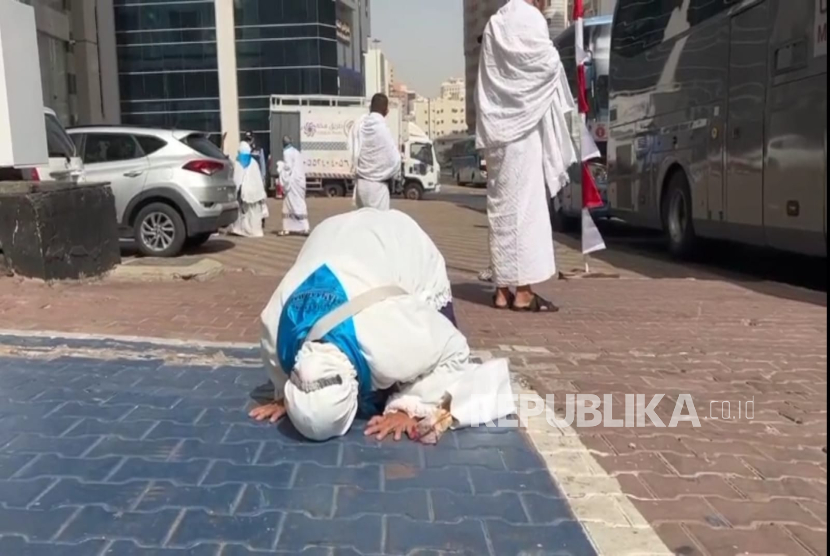 Seorang jamaah haji embarkasi padang (PDG 8) bersujud setibanya di Kota Makkah, Sabtu (17/2025).  Jamaah haji gelombang kedua Indonesia langsung menuju Makkah, tidak lagi diarahkan ke Madinah.  