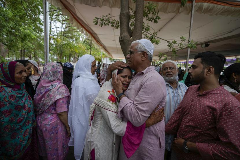 Seorang jamaah haji India memeluk seorang wanita sebelum berangkat haji tahunan ke kota suci Makkah, di Ahmedabad, India, Senin, 20 Juni 2022. Lebih dari 170 Ribu Jamaah Haji Dunia Tiba di Madinah