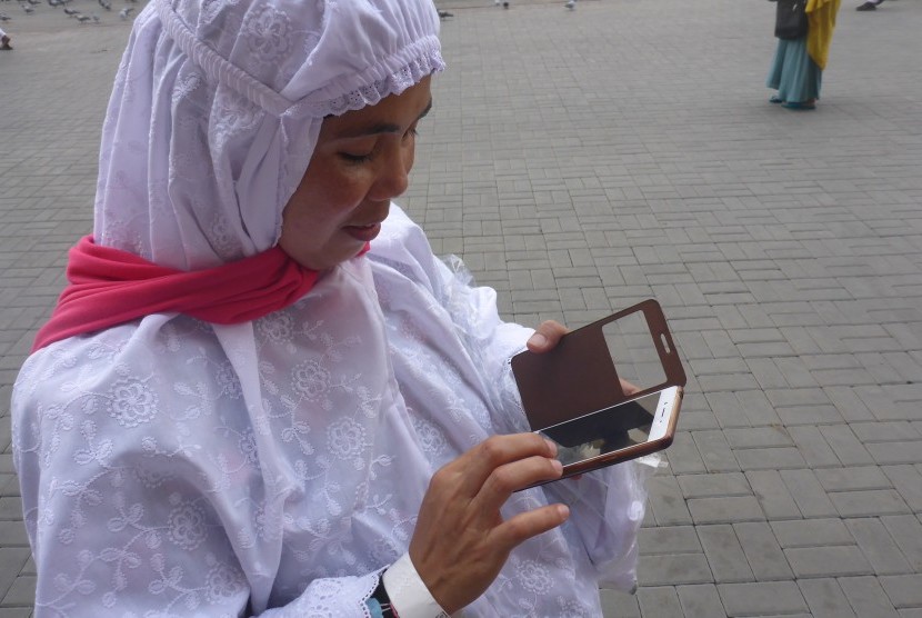 Jamaah haji Indonesia melihat Samartphone (ilustrasi).
