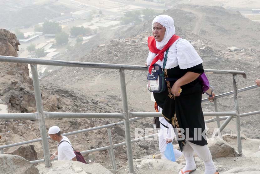 Seorang jamaah haji Indonesia mendaki gunung Jabal Nur di Makkah, untuk berziarah ke tempat pertama kalinya Nabi Muhammad menerima wahyu di Gua HIra.