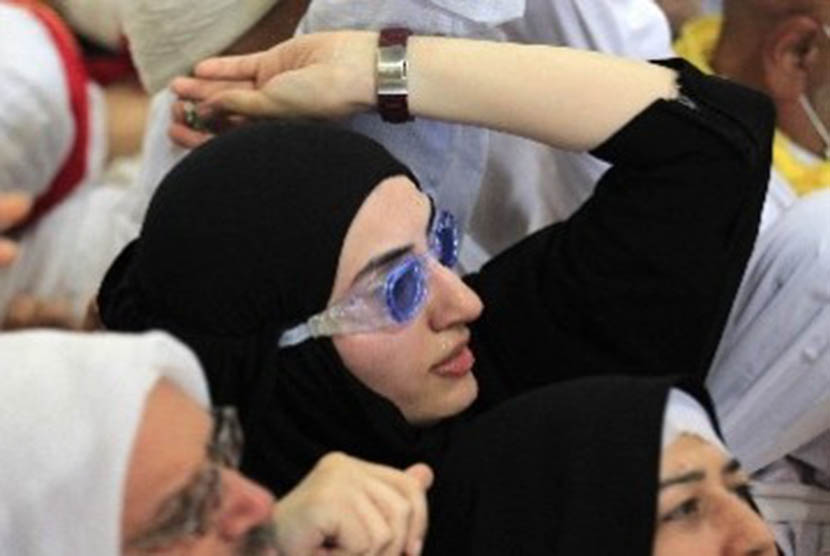 Seorang jamaah haji memakai kacamata renang saat melakukan lontar jumroh dalam ibadah haji.  