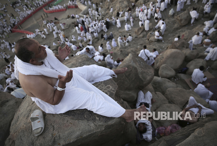 Seorang jamaah haji memanjatkan doa di puncak Jabal Rahmah, Arafah, Kamis (31/8).