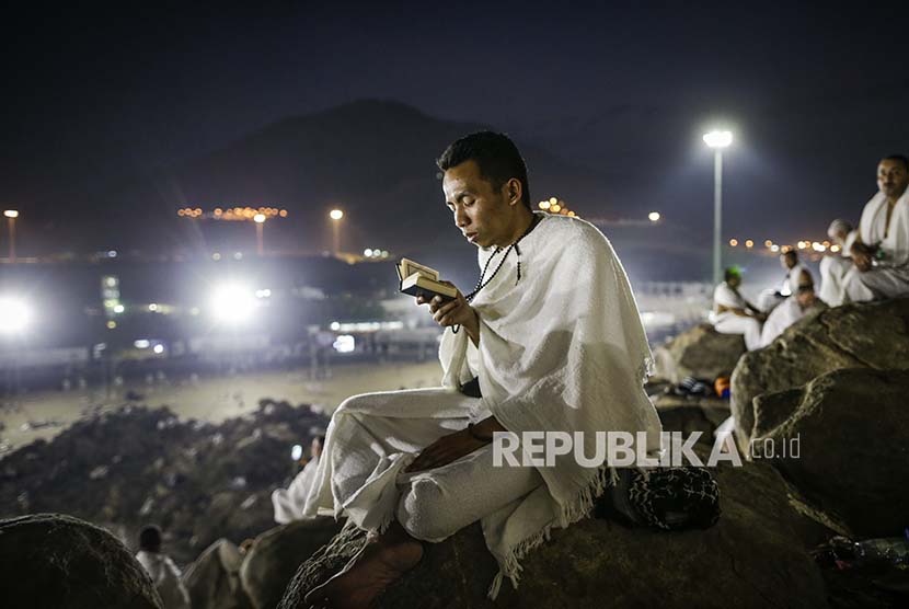 Seorang jamaah haji membaca al quran di Jabal Rahmah, Padang Arafah, Kamis (31/8)
