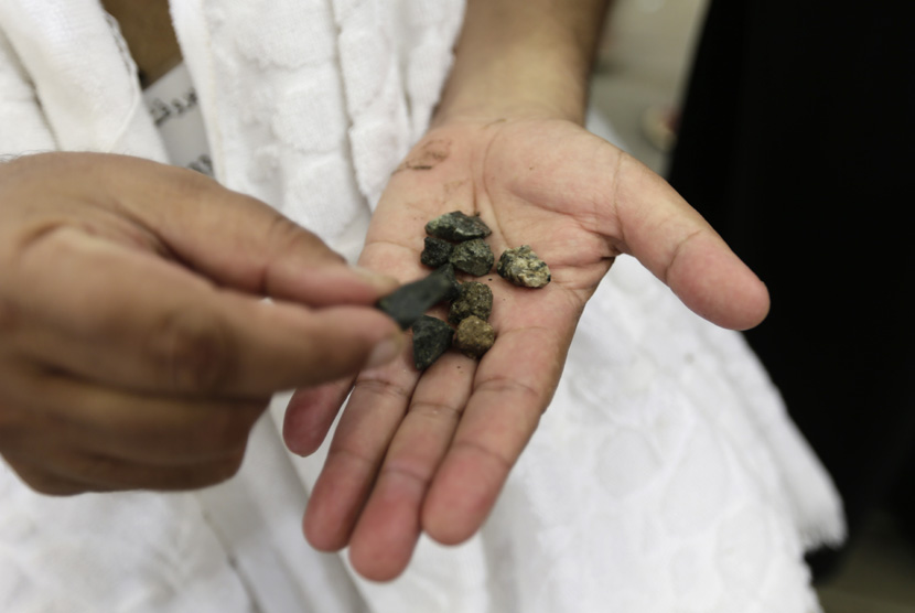 Seorang jamaah haji mengumpulkan batu sebagai persiapan untuk melempar jumrah di Mina, dekat kota suci Makkah. (Hassan Ammar/AP)