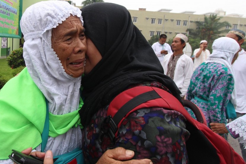Seorang jamaah haji menyapa kerabat keluarganya saat tiba di Asrama Haji Medan, Sumatera Utara, Rabu (30/9). 