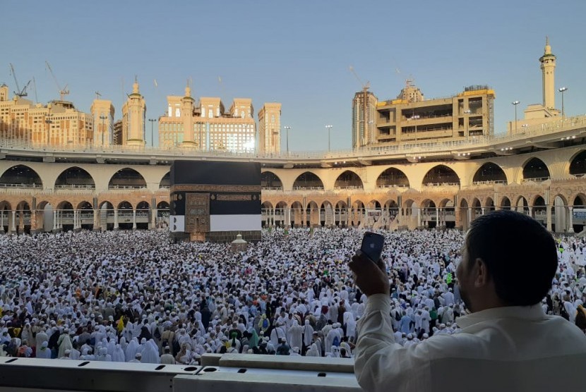 Seorang jamaah haji sedang melakukan selfie atau swafoto dari lantai 2 Masjid Al Haram, Makkah, Kamis (25/7). Sementara di lantai bawah, terlihat jamaah haji sudah memadati pelataran Masjid Al Haram untuk thawaf. 