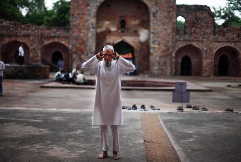 Seorang jamaah manula melakukan shalat sunnah di masjid peninggalan era Mughal, New Delhi, India,sebelum shalat Jumat berjamaah digelar