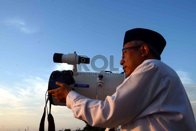 Seorang jamaah Masjid Jami Al-Musari'in Basmol mengamati posisi hilal di Kembangan Utara, Jakarta Barat, Senin (8/7).  (Republika/Agung Supriyanto)