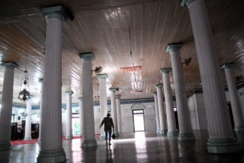 Shalat sunat jelang kematian merupakan salah satu kebaikan. Foto jamaah sedang hendak shalat di masjid.
