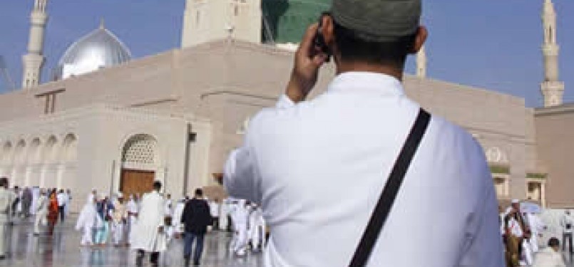 Seorang jamaah menepon dari halaman Masjid Nabawi, Makkah