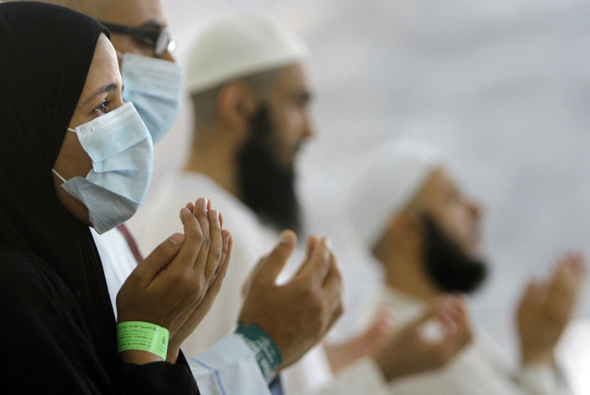   Seorang jamaah mengenakan masker saat beribadah di Makkah, ditengah merebaknya kasus MERS di kawasan Timur Tengah.