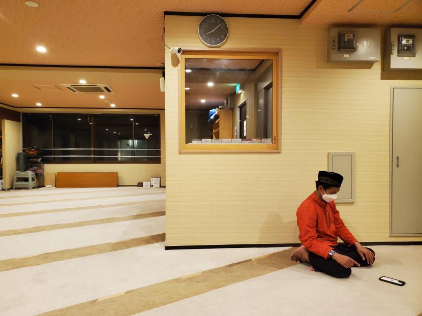 Seorang jamaah sholat di Masjid Nishi-Chiba Chiba Islamic Cultural Center (CICC) di Jepang. Masjid Satelit Muslim Indonesia di Negeri Sakura (Bagian 3-Habis)