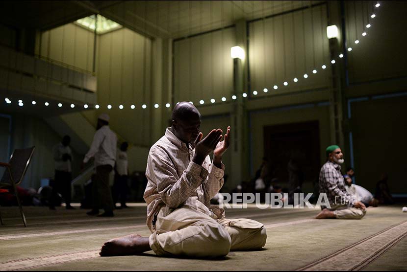 Seorang jamaah tengah berdoa usai berbuka puasa di Islamic Cultural Center, Manhattan, New York 