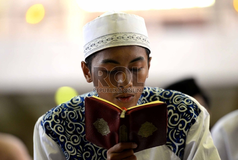 Seorang jamaah yang tergabung dalam komunitas One Day On eJuz (ODOJ) melakukan tilawah bersama dalam rangkaian Dzikir Nasional di Masjid At-Tin, Jakarta, Kamis ((31/12).  (Republika/Wihdan) 
