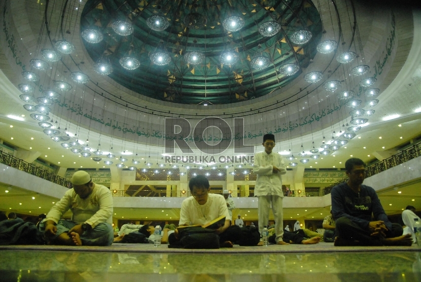 Seorang Jemaah beritikaf dengan membaca Al-Quran di masjid At-Tin, Jakarta, Rabu (1/1).