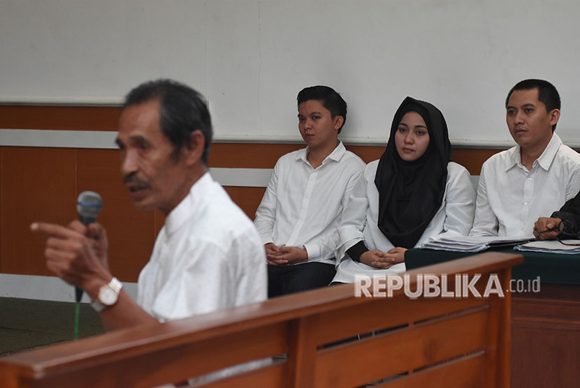 [ilustrasi] Seorang jamaah First Travel, Abdul Salam (kiri), memberikan keterangan kepada JPU saat sidang lanjutan kasus First Travel di Pengadilan Negeri Kota Depok, Jawa Barat, Senin (16/4).