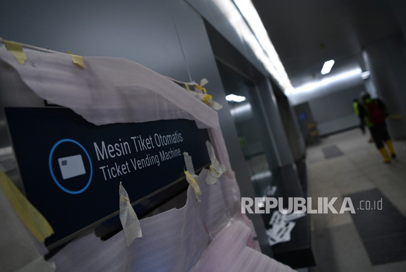 Seorang jurnalis melintas di dekat mesin tiket otomatis Stasiun Mass Rapid Transit (MRT) Bundaraan HI, Jakarta, Rabu (30/1/2019). 