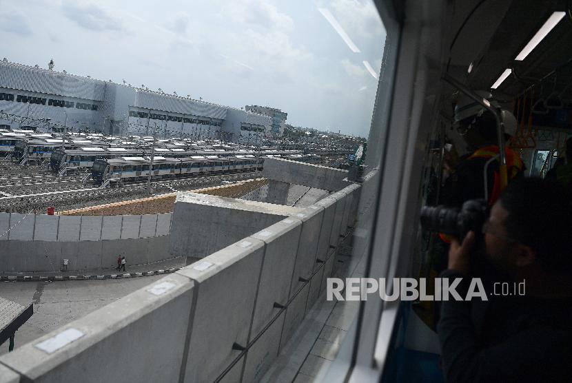 Seorang jurnalis memotret kereta Mass Rapid Transit (MRT) yang terparkir di Stasiun MRT Lebak Bulus, Jakarta, Rabu (30/1). Direktur Utama Jasa Marga Desi Arryani mengatakan dalam RUPSLB tersebut, Jasa Marga melakukan pembahasan perubahan anggaran dasar terkait dengan holding BUMN infrastruktur.