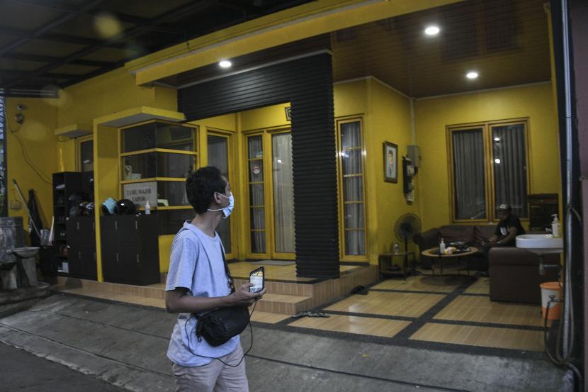 Seorang Jurnalis mengamati rumah Wali Kota Bekasi Rahmat Effendi di Pekayon, Bekasi, Jawa Barat, Rabu (5/1/2022). KPK membenarkan telah menangkap Wali Kota Rahmat Effendi dalam sebuah operasi tangkap tangan (OTT) di Kota Bekasi hari Rabu (5/1) siang.