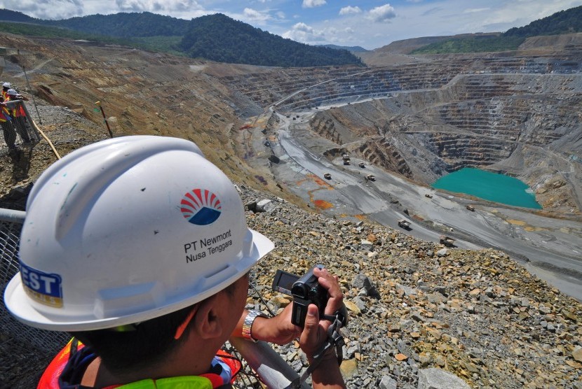 Seorang jurnalis mengambil gambar pit tambang terbuka Batu Hijau milik PT. Newmont Nusa Tenggara di Kecamatan Sekongkang, Taliwang, Kabupaten Sumbawa Barat, NTB, Kamis (28/2).