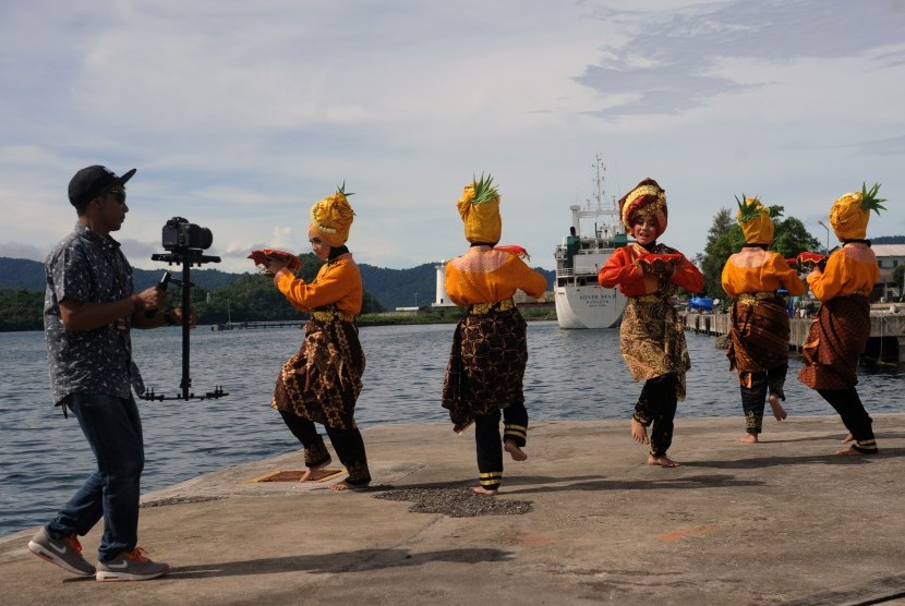 Seorang juru kamera mengambil gambar sejumlah penari dalam perhelatan Sabang Marine Festival. (ilustrasi) 