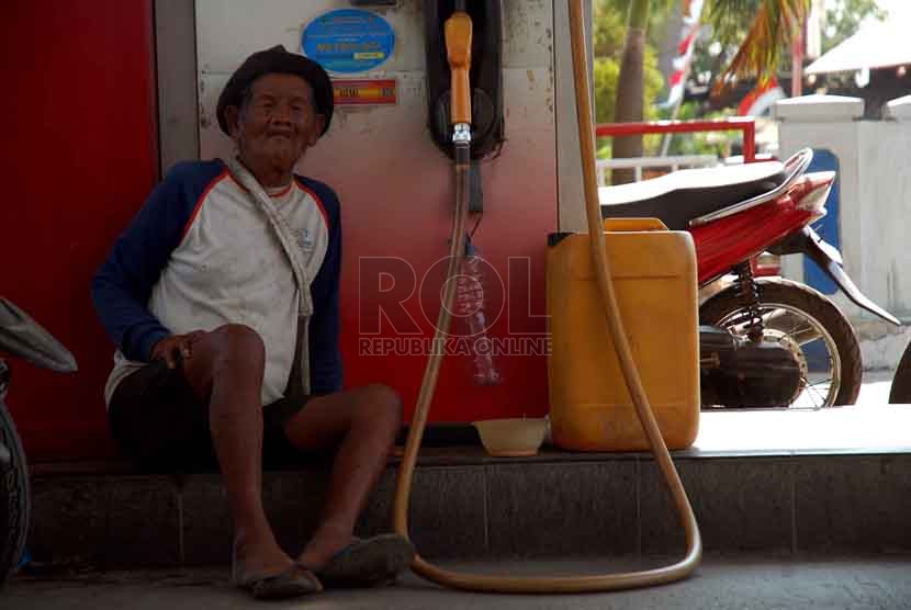 Seorang kakek menunggu antrean pengisian BBM dengan membawa jeriken di SPBU Anjatan, Indramayu, Selasa (26/8).(Republika/Raisan Al Farisi)