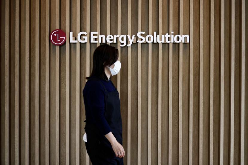 Seorang karyawan berjalan melewati logo LG Energy Solution di gedung perkantorannya di Seoul, Korea Selatan, 23 November 2021. Foto ilustrasi.