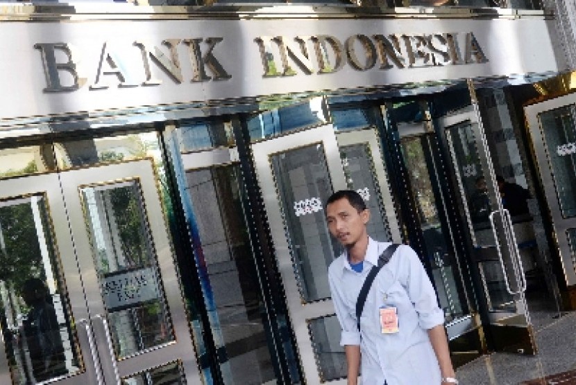 Seorang karyawan melintas di lobi gedung Bank Indonesia, belum lama ini.