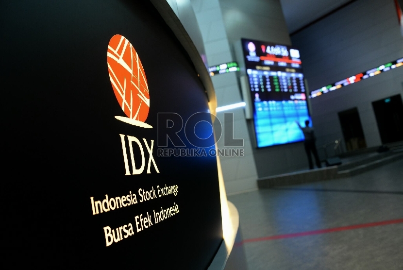 Seorang karyawan mengamati pergerakan Indeks harga saham gabungan (IHSG) pada layar elektronik di gedung Bursa Efek Indonesia, Jakarta, Rabu (22/7). 