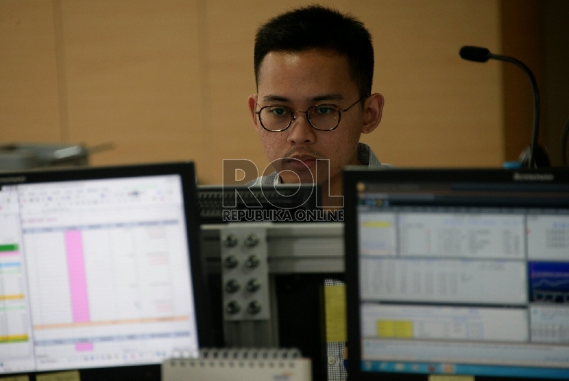 Seorang karyawan mengamati pergerakan saham di Mandiri Sekuritas, Jakarta, Selasa (3/2).(Republika/Prayogi)