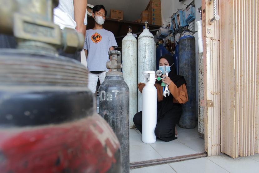 Seorang karyawan menyiapkan tabung oksigen untuk diisi ulang di Indramayu, Jawa Barat, Senin (5/7/2021). Sejak dua pekan terakhir permintaan isi ulang oksigen di tempat tersebut mengalami peningkatan hingga 300 persen seiring dengan tingginya penambahan kasus COVID-19.