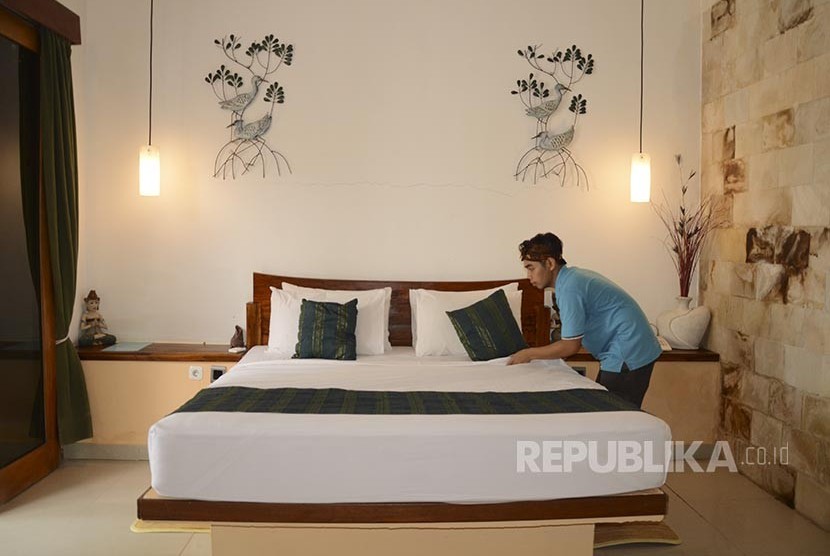 Seorang karyawan merapikan tempat tidur kamar Hotel (ilustrasi). Puluhan hotel dan bioskop di Tanjung Pinang PHK dan rumahkan ratusan karyawankaryawan