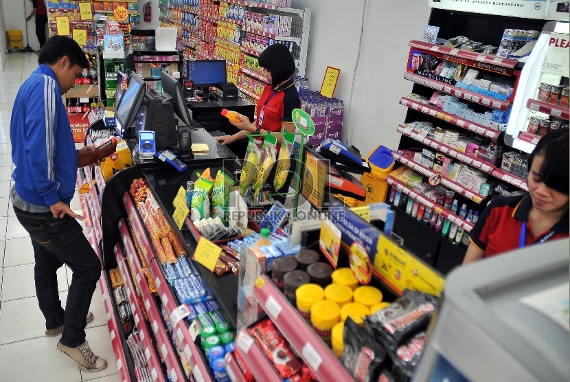 Seorang kasir melayani pelanggan satu outlet minimarket Alfamart di Jalan MH. Thamrin, Cikokol, Tangerang, Kamis (9/4).