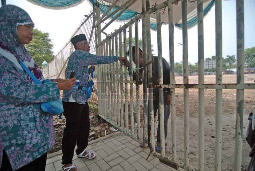  Seorang keluarga dari calon jamaah haji berpamitan di Pondok Asrama haji, Pondok Gede, Jakarta Timur, Ahad (31/8). (Republika/Raisan Al Farisi)