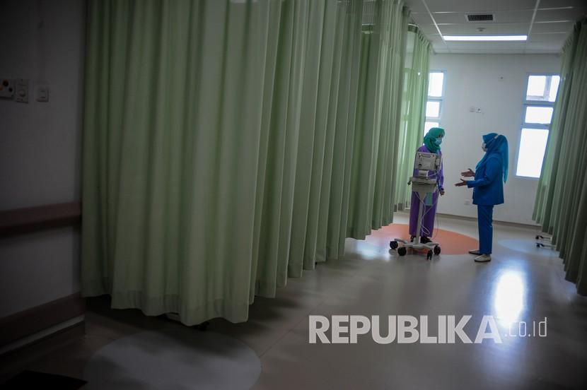 Seorang keluarga pasien Demam Berdarah Dengue (DBD) berkonsultasi dengan perawat di Rumah Sakit.