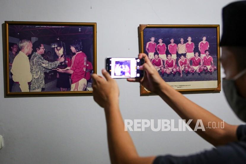 Seorang kerabat mengambil gambar mantan pemain Timnas sepak bola Indonesia Ricky Yacobi yang dipajang di rumah duka di Pondok Ranji, Kota Tangerang Selatan, Banten, Sabtu (21/11/2020). Ricky Yacobi meninggal dalam usia 57 tahun karena serangan jantung saat bermain sepak bola bersama rekannya pada Sabtu (21/11/2020) pagi.