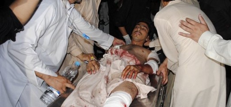 Seorang korban bom bunuh diri di Nowshera dilarikan ke rumah sakit di Peshawar pada Ahad (8/6).
