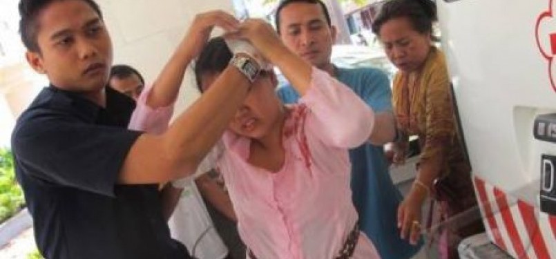 Seorang korban gempa bumi mendapatkan perawatan di rumah sakit Kasih Ibu, Denpasar, Bali, Kamis (13/10).