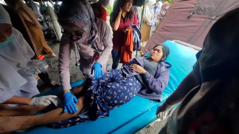  Seorang korban gempa bumi yang terluka menerima perawatan di sebuah rumah sakit. Kadinkes Kota Bandung menjamin rumah sakit tidak akan menolak korban gempa Cianjur.