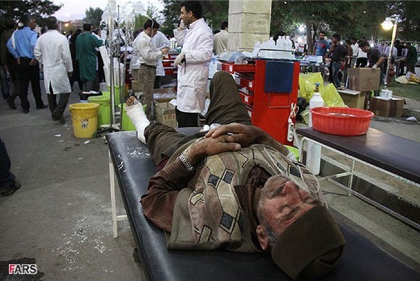 Seorang korban luka akibat gempa dibawa ke rumah sakit di Ahar, Iran, pada Sabtu (11/8). 