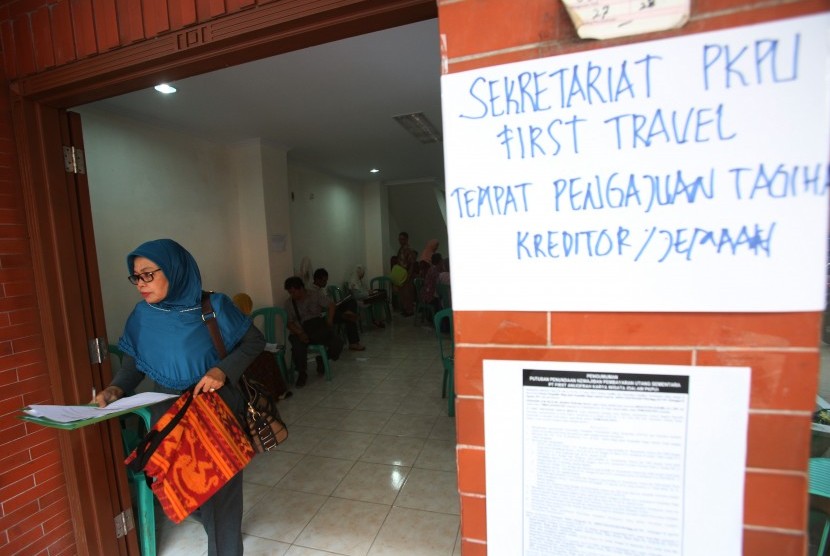 Seorang korban penipuan First Travel keluar dari kantor tim pengurus penundaan kewajiban pembayaran utang (PKPU) di Grand Wijaya Center, Jakarta, Jumat (8/9). 