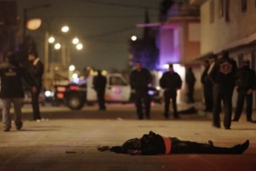 Seorang korban perang kartel narkoba Meksiko tewas tergeletak di jalanan.